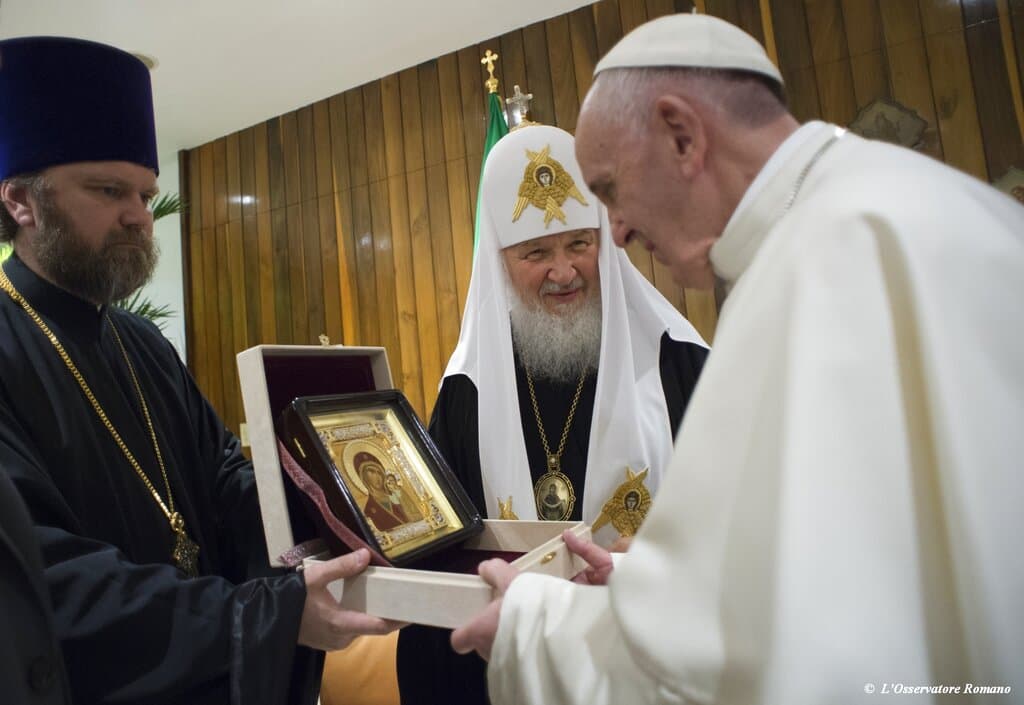 El papa Francisco y el patriarca Kirill intercambiando objetos en su histórico encuentro en Cuba el 12 de febrero de 2016.