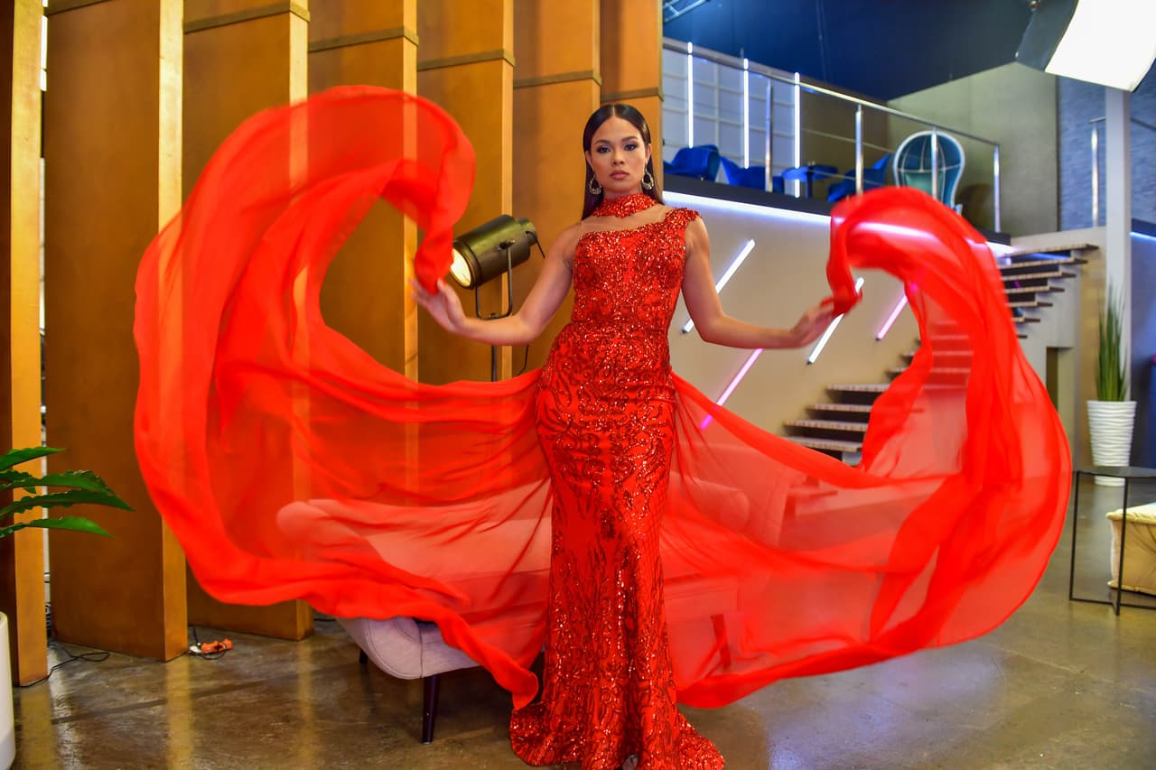 Para la pasarela de gala vimos a la hondureña muy elegante con este vestido de Douglas Tapia.