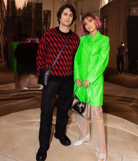 No fue sino hasta la entrega de Premios Lo Nuestro (en octubre del 2021) que debutaron com pareja oficial. Fue la hija de Stephanie Salas quien 
<a href="https://www.youtube.com/watch?v=A2VYq4Ne5mM" target="_blank">contó</a> “fuimos amor de pandemia (...) eso nos hizo conocernos de una manera más real”.