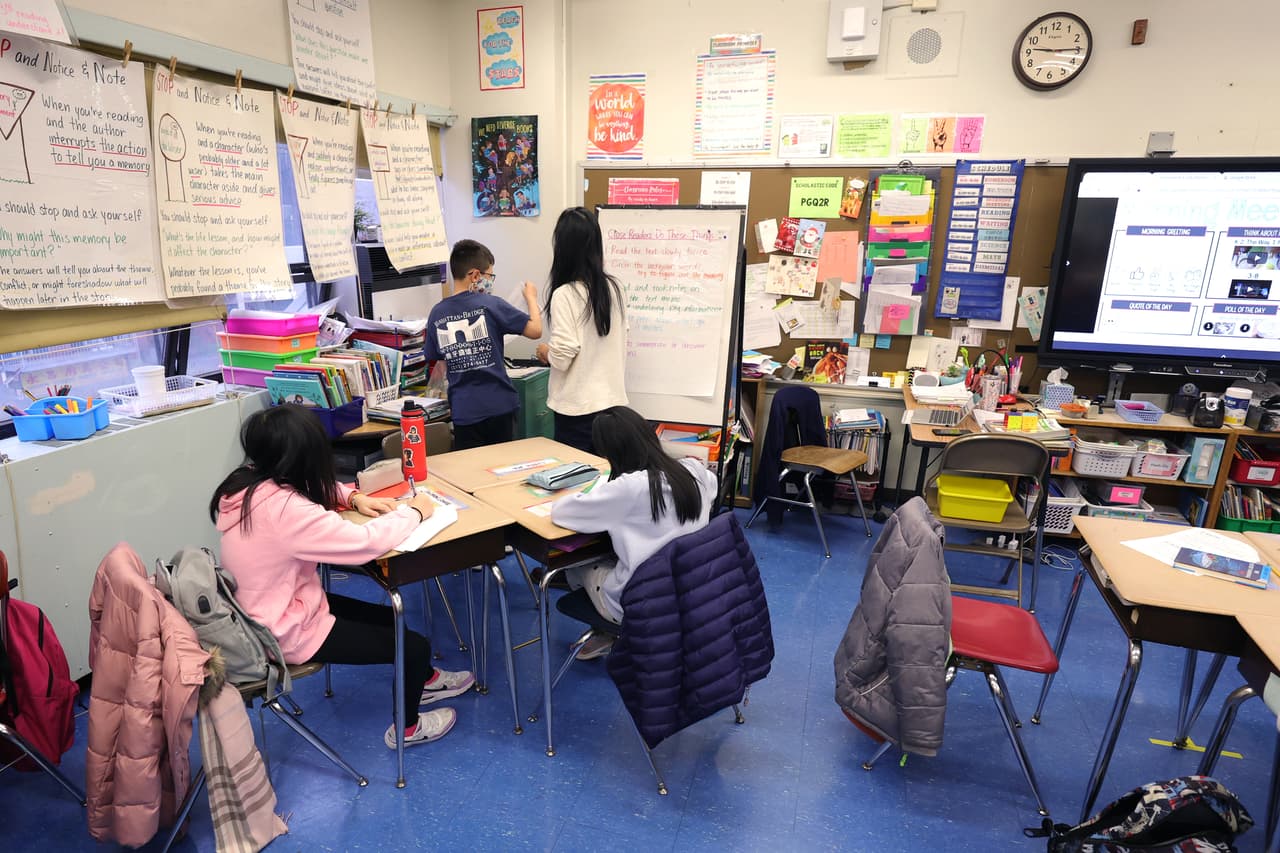 Luego de las vacaciones de invierno, las escuelas de Nueva York abrieron sus puertas para el regreso a clases, a pesar del aumento de casos de coronavirus.