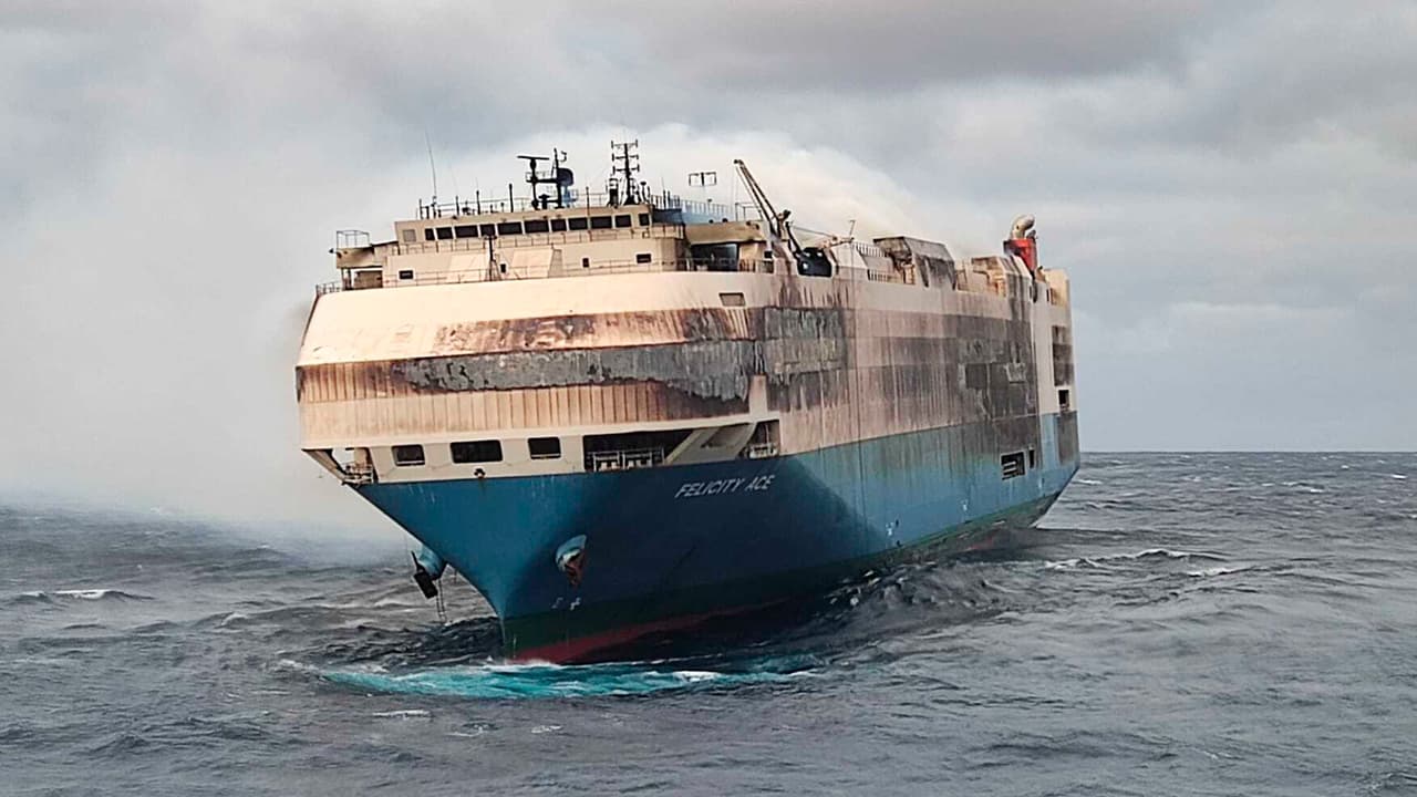 Los 22 tripulantes del barco fueron rescatados por la Armada portuguesa y llevados a un hotel de forma segura, continúa el medio.