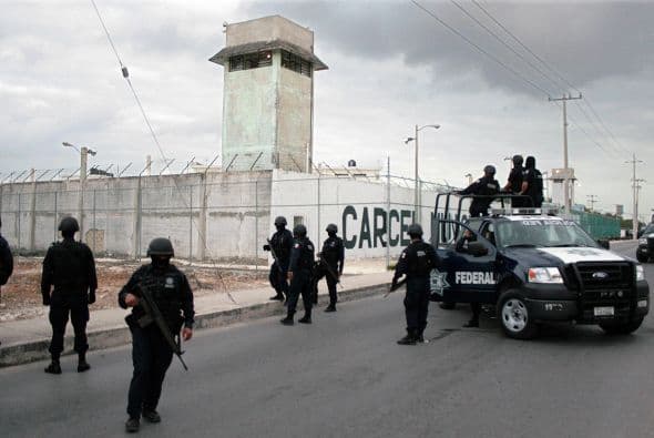 9.-Masiva fuga de reos Las autoridades del estado de Coahuila, en el norte de México, reportaron una fuga de reos del penal del municipio de Piedras Negras. En total fueron 132 los reos que escaparon del cereso ubicado en Piedras Negras. Los reos amarraron a los vigilantes y los inmovilizaron, para posteriormete cortar una malla ciclónica y salir hacia un terreno baldío, por donde lograron huir. En el momento de la fuga había 12 custodios en el turno. Poco a poco han sido capturados, uno por uno. Una de las versiones fue que los zetas estaban tras esta fuga.