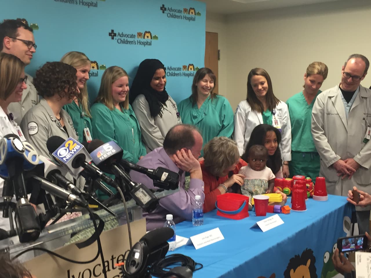 La mitad inferior del cuerpo de su gemelo, que no se desarrolló completamente, sobresalía en la espalda de Dominique.