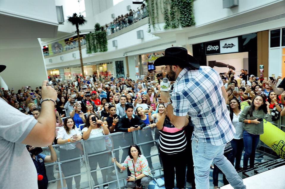 Finalmente, en Monterrey, Nuevo León, Ortíz repitió el éxito de las anteriores plazas y fue recibido como todo un ídolo.