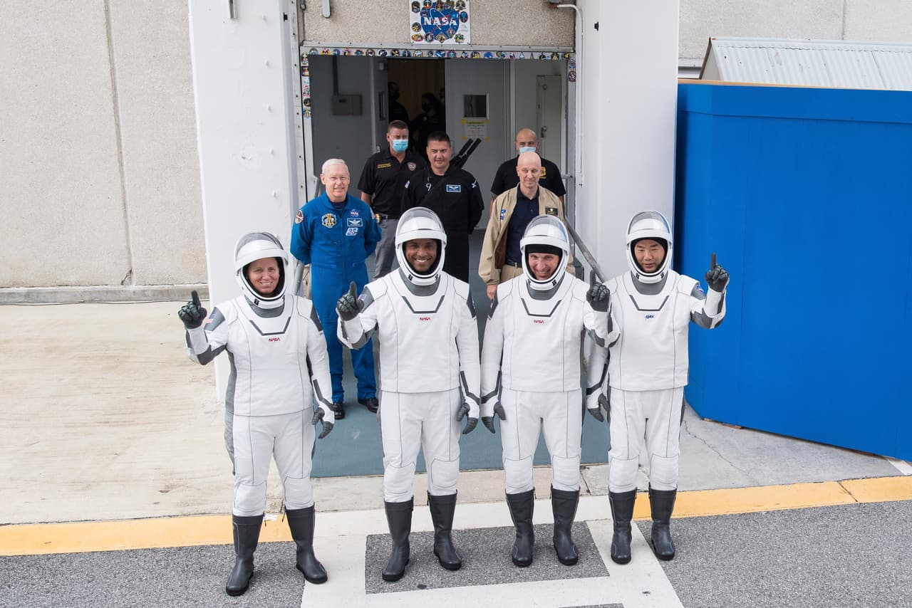 <b>La primera misión con cuatro tripulantes lanzada desde EEUU hacia la Estación Espacial Internacional.</b> Tres astronautas estadounidenses y uno japonés fueron seleccionados para conformar el primer grupo de una misión coordinada por NASA y la compañía de Elon Musk. La misión, que fue llamada ‘Crew-1’, despegó el 15 de noviembre y es la primera que llevó cuatro astronautas hacia Estación Espacial Internacional desde suelo estadounidense, el paso siguiente a al 
<a href="https://www.univision.com/local/miami-wltv/regresaron-a-tierra-los-astronautas-de-la-mision-de-la-nasa-y-spacex">exitoso vuelo de prueba realizado en mayo.</a>