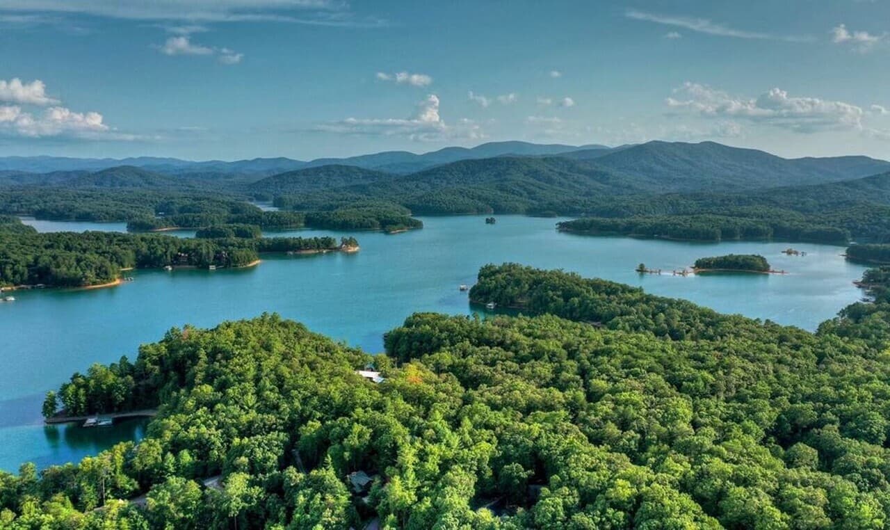<b>Blue Ridge Lake (Blue Ridge)</b>
<br>
<b>Sitio web</b>: 
<a href="https://www.fs.usda.gov/recarea/conf/recarea/?recid=10547">https://www.fs.usda.gov/recarea/conf/recarea/?recid=10547</a> 
<br>
<b><a href="https://goo.gl/maps/4R8ai8fu3SyTJSTh6">Cómo llegar</a> </b>
<br>
<br>Blue Ridge Lake está rodeado de montañas boscosas en el Bosque Nacional Chattahoochee, lo que brinda un excelente lugar para nadar, pescar y pasear en bote mientras se sumerge en un impresionante paisaje natural. Es uno de los más pintorescos del estado, con agua clara y prístina y una costa que se extiende por 65 millas, con solo una cuarta parte desarrollada. Encontrarás lugares para botar tu bote, playas para tomar el sol e instalaciones donde puedes alquilar kayaks y también paddleboards. Aquí encontrarás una amplia gama de opciones de alojamiento, incluidas casas de alquiler para vacaciones y lugares para acampar.
