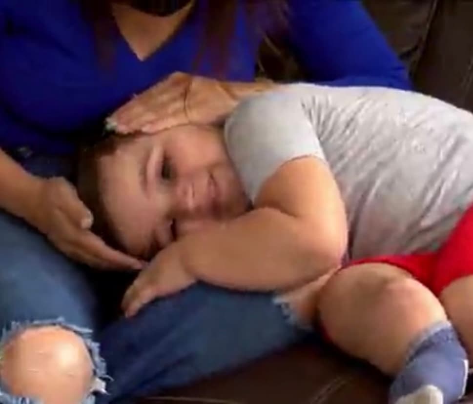 A pesar del contexto adverso, Gisella y su esposo José se entregaron en cuerpo y alma para tratar de encontrar una solución. Así, vieron cómo hasta 6 
<a href="https://www.univision.com/temas/medicina-y-farmacia">doctores </a>a tendieron a su bebé, 
<b>sometiéndolo a dolorosos tratamientos. </b>
<br>
<br>