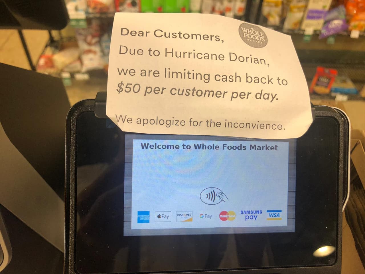 Algunas tiendas también limitaron las devoluciones de dinero en efectivo de los pagos con tarjetas. Una de las recomendaciones de las autoridades fue que los miembros de la comunidad mantuvieran dinero en efectivo en sus billeteras, en el evento de que hubiera daños en el fluido eléctrico, que no les permitieran utilizar los cajeros automáticos. 
<br>
