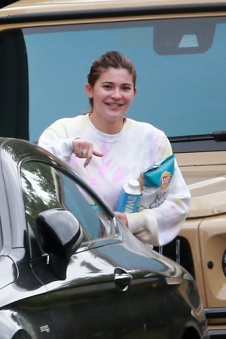 "El negocio de Kylie es 
<b><a href="https://www.univision.com/famosos/este-encantador-encuentro-de-chicago-y-stormi-reafirma-que-son-clones-de-sus-madres-kim-kardashian-y-kylie-jenner-video">significativamente más pequeño</a></b> y menos rentable de lo que la familia ha persuadido en la industria cosmética y en los medios de comunicación, incluido Forbes", señaló la publicación.