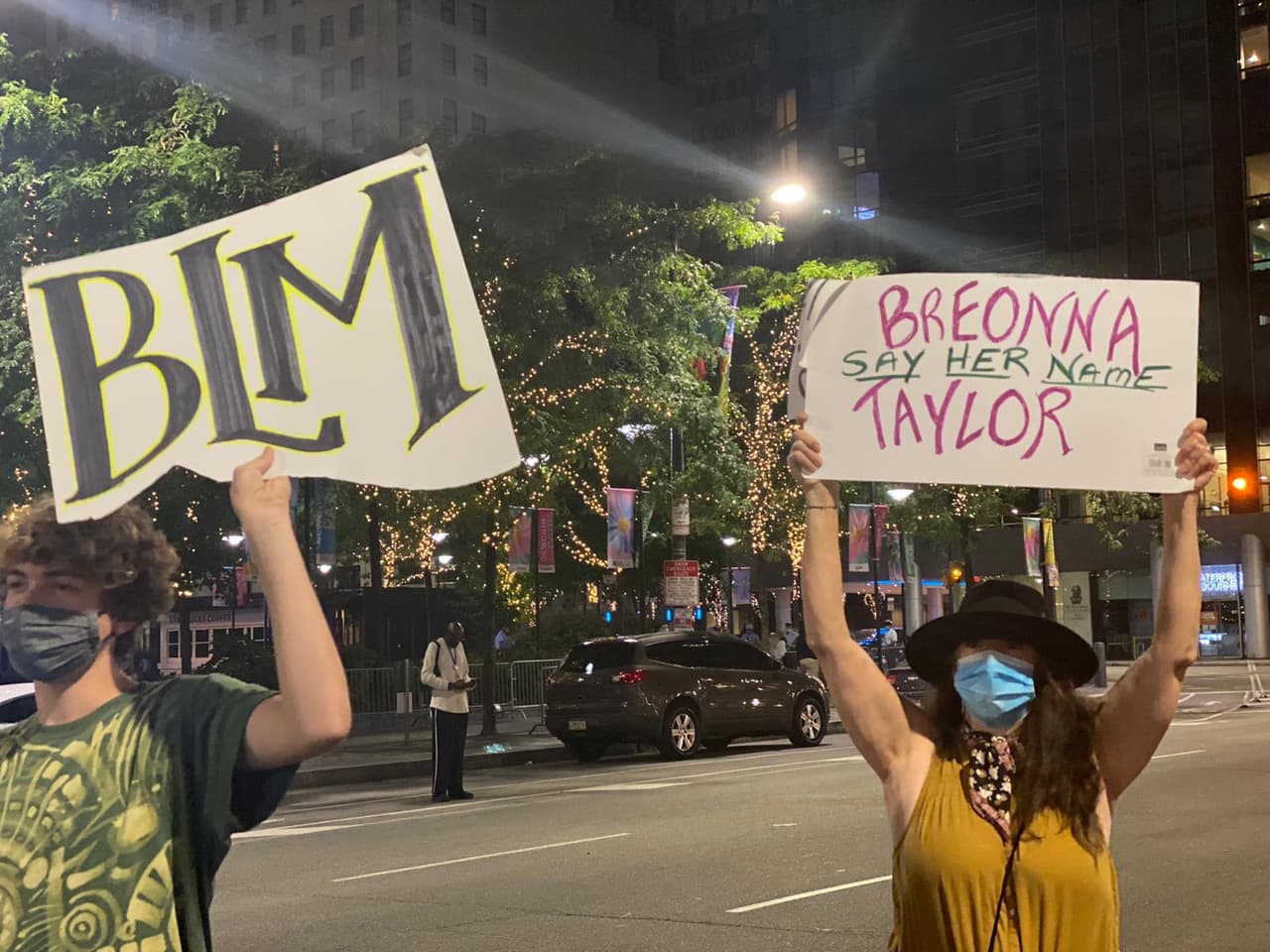 Un gran jurado no presentó cargos por matar a Breonna Taylor, quien recibió varios disparos de la policía que irrumpió en su casa durante una redada antidroga que salió mal. Si bien no había drogas en el apartamento de Taylor, su novio disparó e hirió a un oficial de policía. El fiscal general del estado, Daniel Cameron, dijo que los disparos de los agentes que mataron a Taylor fueron en defensa propia.