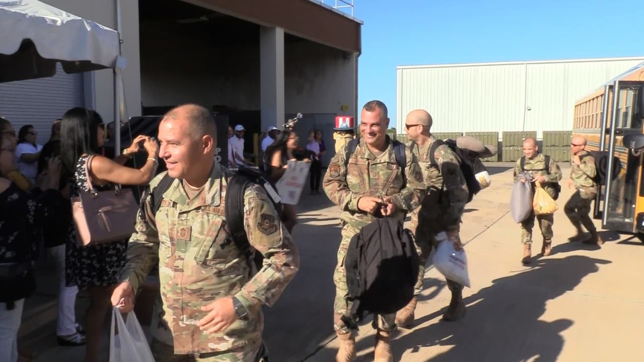 Los soldados fueron recibidos con música y comida en la Base Ramey de Aguadilla.