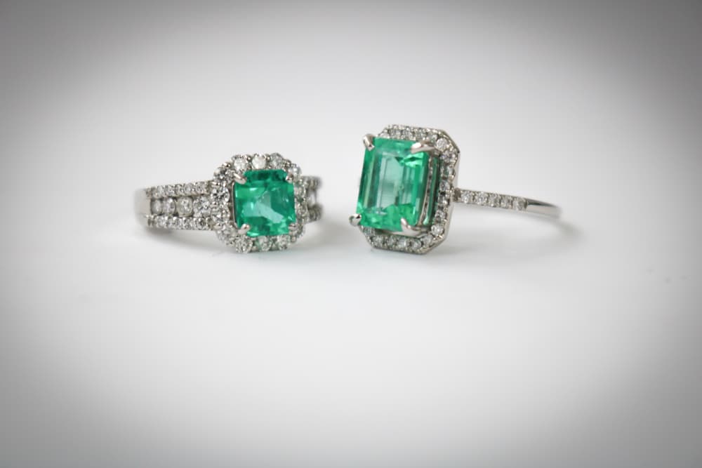 Desde tiempos ancestrales la esmeralda era parte de muchos mitos y era considerada una gran piedra sagrada para varias culturas, muy venerada y respetada. Para muchos, simbolizaba una gema mágica con mucho potencial, que podría atraer victoria y poder, sobre todo espiritual.