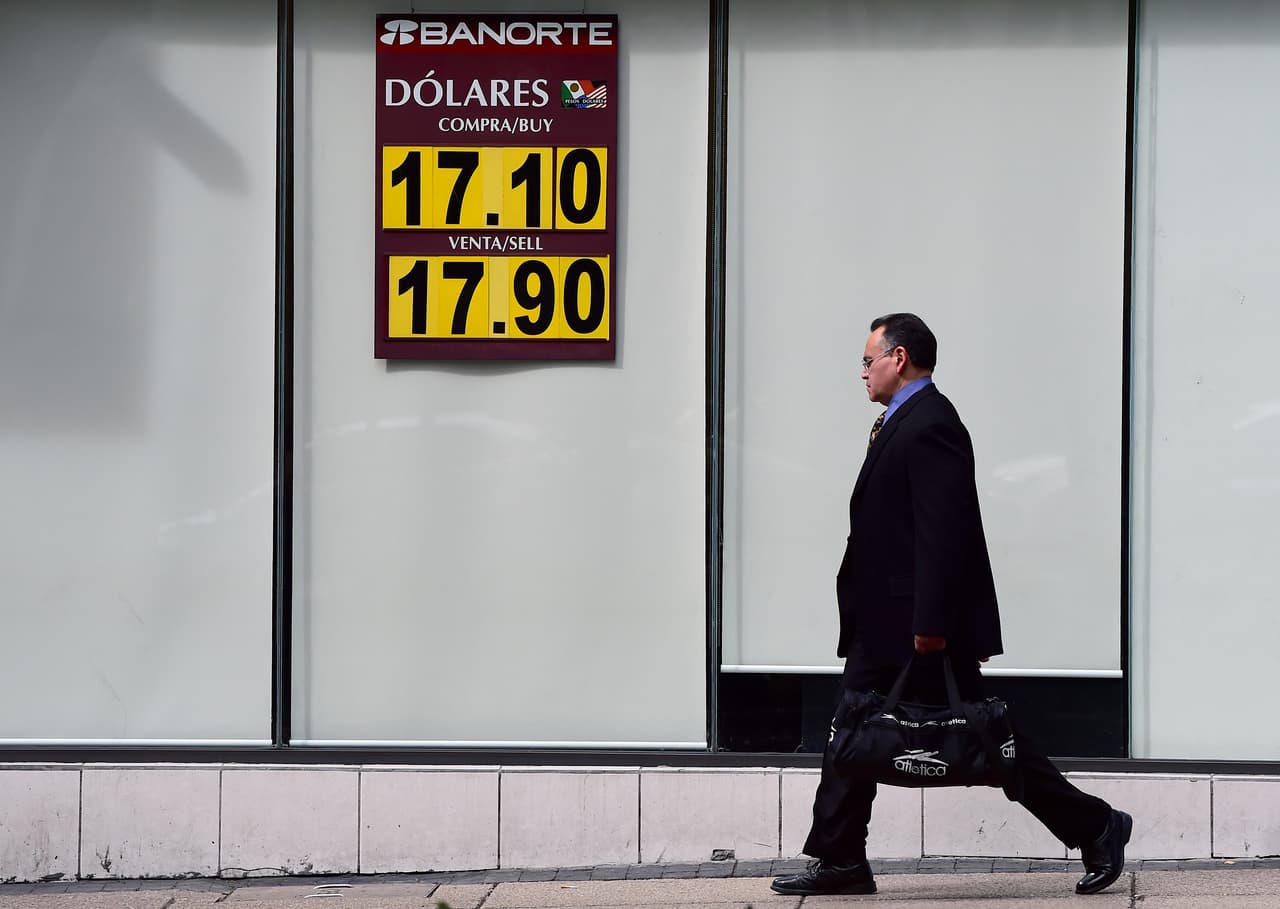 El peso mexicano empieza 2016 perdiendo cada vez más terreno frente al dólar