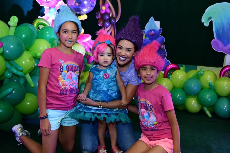 Giulietta se dejó la peluca para posar con sus primas y su tía Karla al estilo de los 'Troll'.