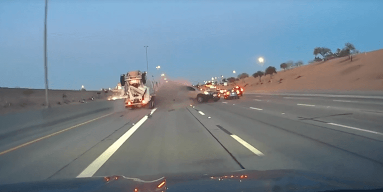 Era el 
<b>martes 18 de febrero, minutos antes de las 7 de la mañana, sobre la autopista US 60</b>. La cámara de un vehículo que transitaba en la vialidad cerca de Val Vista Drive, en Mesa, captó el impacto. Un camión mezclador de cemento, cuyo conductor aparentemente perdió el control por razones que se investigan, 
<b>golpeó la parte trasera de una camioneta blanca</b>.