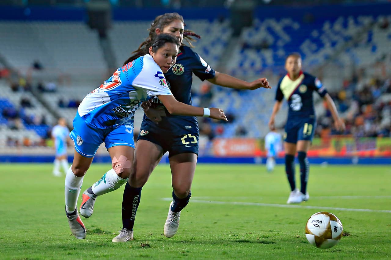 A través de Mónica Ocampo o de Karla Nieto (izq) Pachuca comenzó a cobrar más peligrosidad en sus llegadas, mientras ya sin medias tintas, las dirigidas de Leonardo Cuéllar se tiraron atrás.