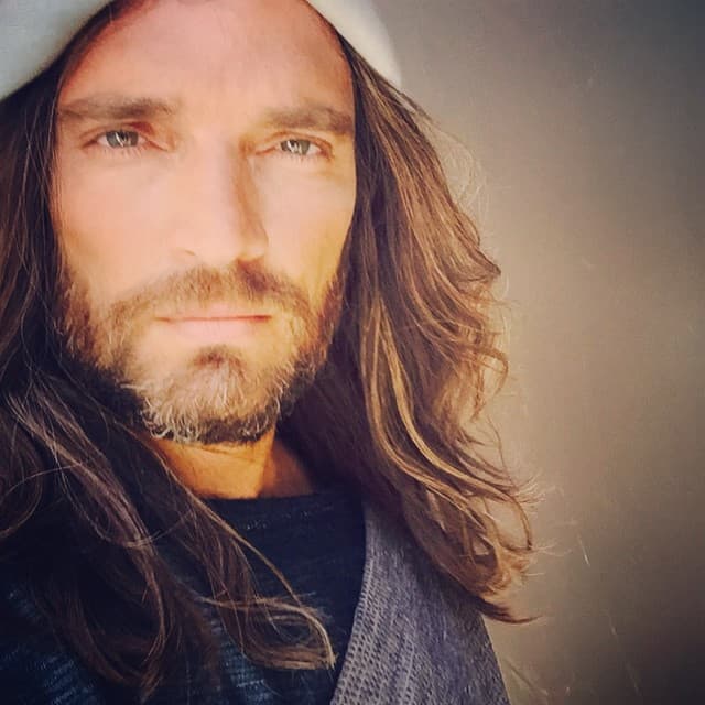 Enseguida los comentarios de sus seguidores de dividieron en dos bandos, los que aman su look actual y los que eligen el cabello largo. Pero tú ¿cómo lo prefieres?