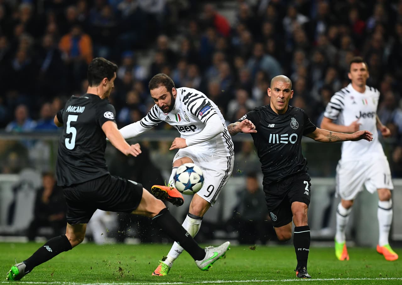 El argentino Gonzalo Higuaín tuvo varias aproximaciones, pero no tuvo aciertos en la definición.