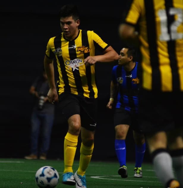 Chayín Rubio se lució a la hora de las fintas y los quiebres, este cantante sí que tiene estampa de futbolista.