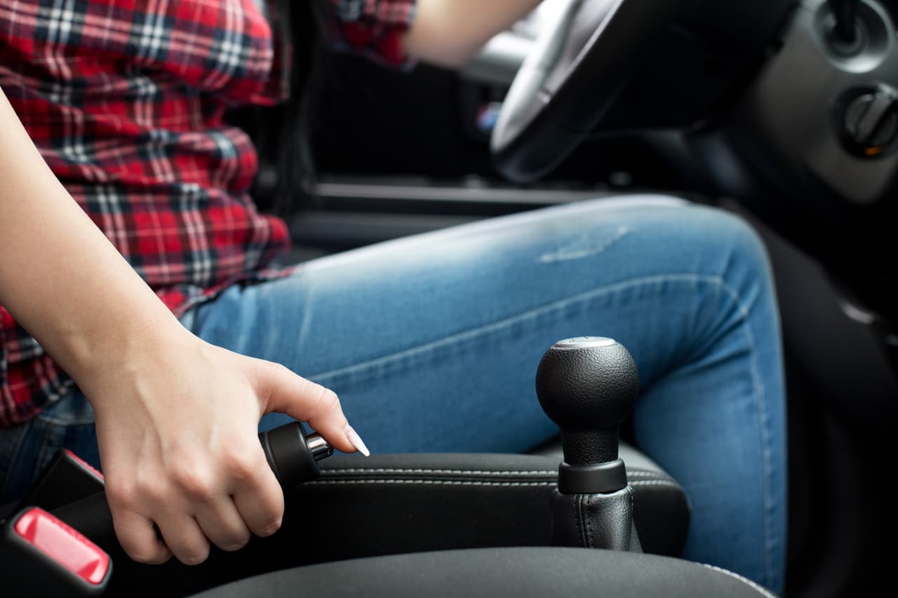 3. 
<b>Acciona el freno de estacionamiento</b>.
<br>
<br>Esto evitará que el auto ruede mientras realizas el cambio.