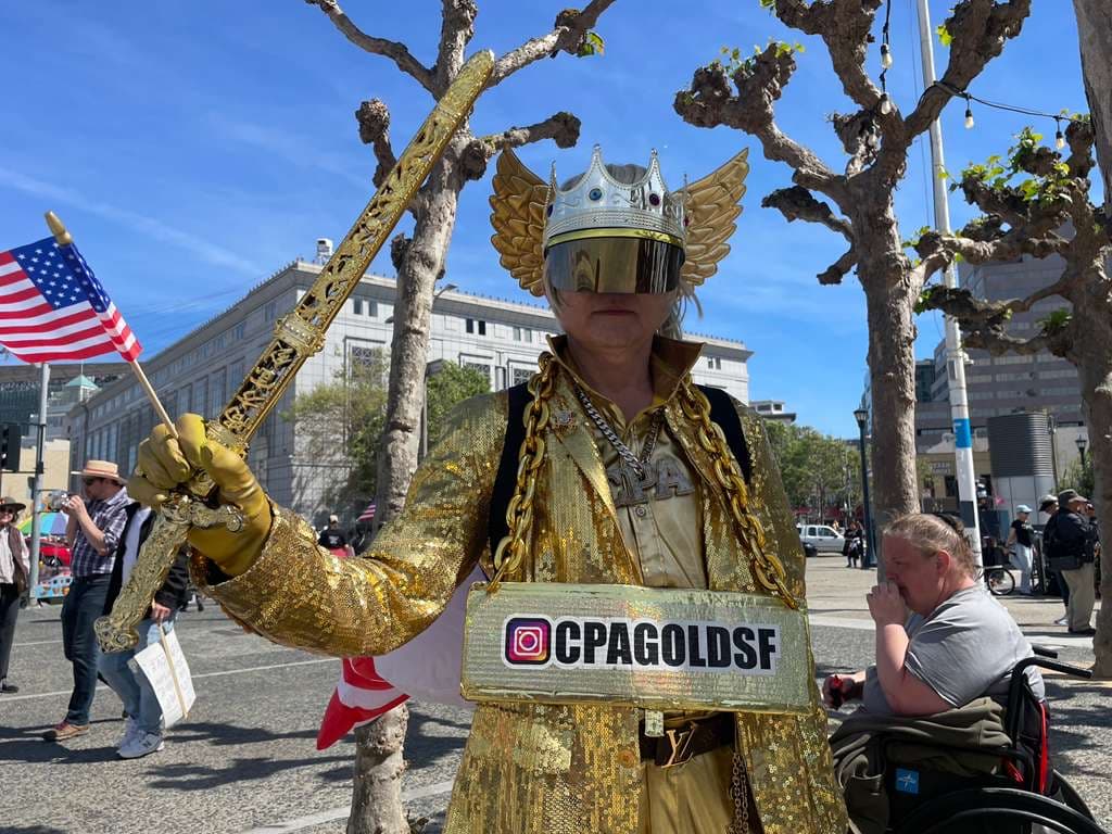 La concentración se mantuvo activa durante la tarde, con asistentes distribuidos en distintos extremos de la plaza. En el sitio se observó presencia de personal de seguridad y un ambiente de protesta “tranquila”, además de vendedores ambulantes.