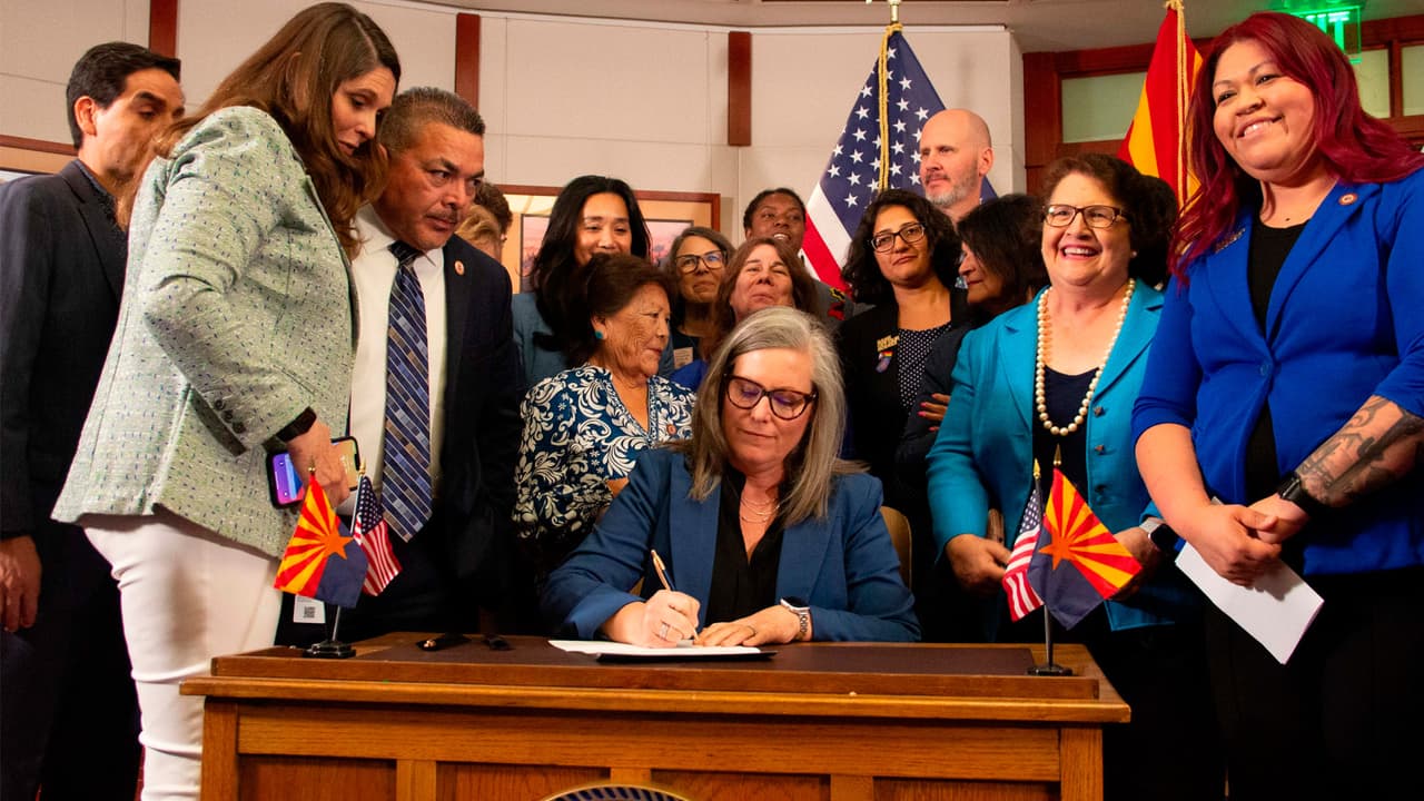 Gobernadora Hobbs revoca ley de 1864 que prohibía casi en su totalidad el aborto en Arizona