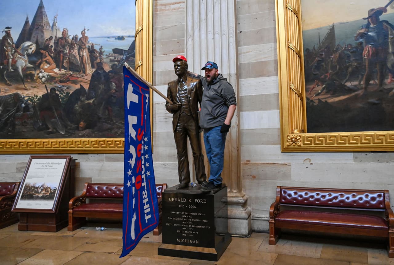 Partidarios del presidente Trump en la Rotonda del Capitolio.