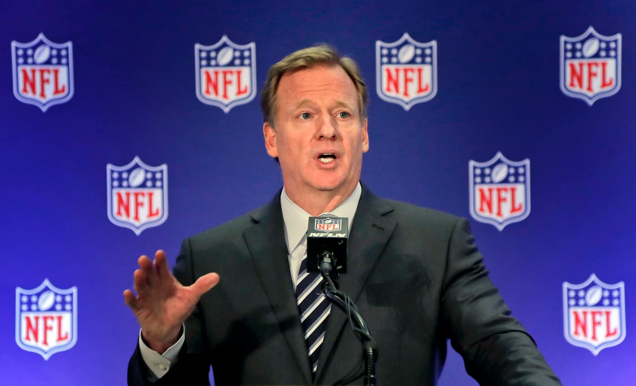 ARCHIVO - En imagen de archivo del 18 de octubre de 2017, el comisionado de la NFL Roger Goodell habla en conferencia de prensa en Nueva York. (AP Foto/Julie Jacobson, archivo)