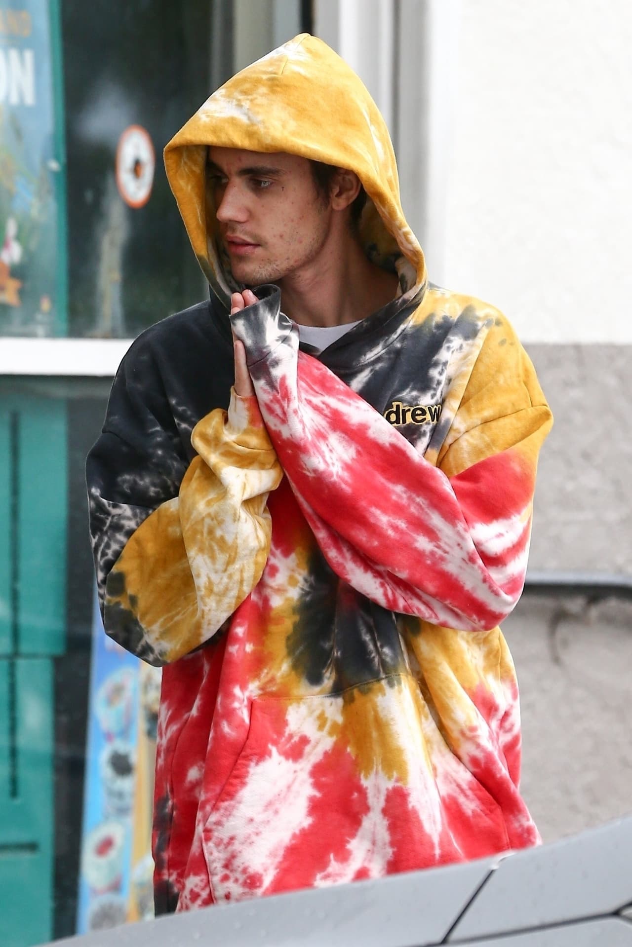 Justin Bieber no se retiró sin antes hacer una oración para bendecir al desamparado.