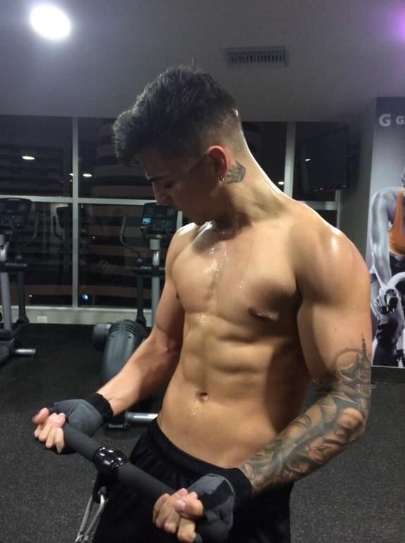 Claro, sin dejar de mostrar su galanura que vuelve locas a todas las chicas.