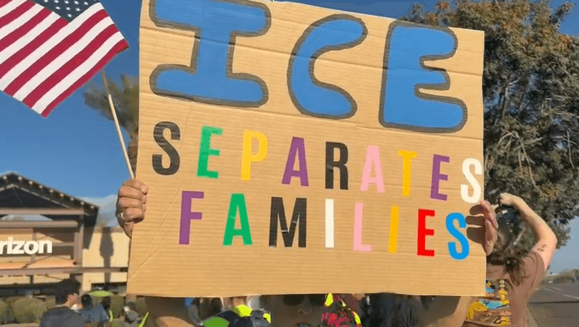 También en Arizona se ha dado un 
<b>aumento en los <a href="https://www.univision.com/local/arizona-ktvw/ice-arresta-a-tres-inmigrantes-cerca-de-una-escuela-en-tucson-se-trasladaban-a-una-cita-medica-video" target="_blank">operativos migratorios</a></b>, lo que ha 
<a href="https://www.univision.com/local/arizona-ktvw/habitantes-de-tucson-se-preparan-para-posibles-operativos-de-ice-video" target="_blank">alarmado a activistas, defensores de derechos humanos y a la comunidad inmigrante</a> en general.