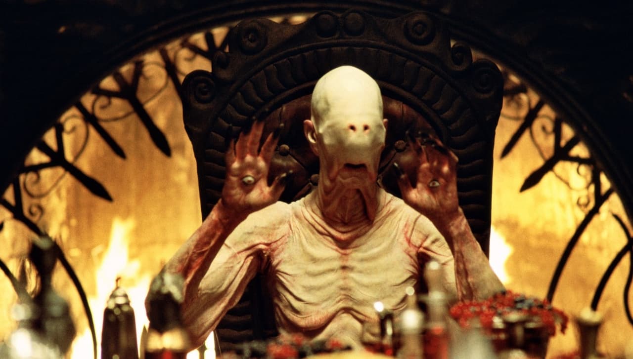 <b>Pale Man</b>
<br>A este malvado ser lo vimos en 'El laberinto del fauno' y a más de uno le puso la piel chinita.
<br>Pero, ¿por qué estos personajes no tienen nariz? Una de las teorías más populares en Internet es que los creadores de estos villanos usan la prosopopeya invertida.