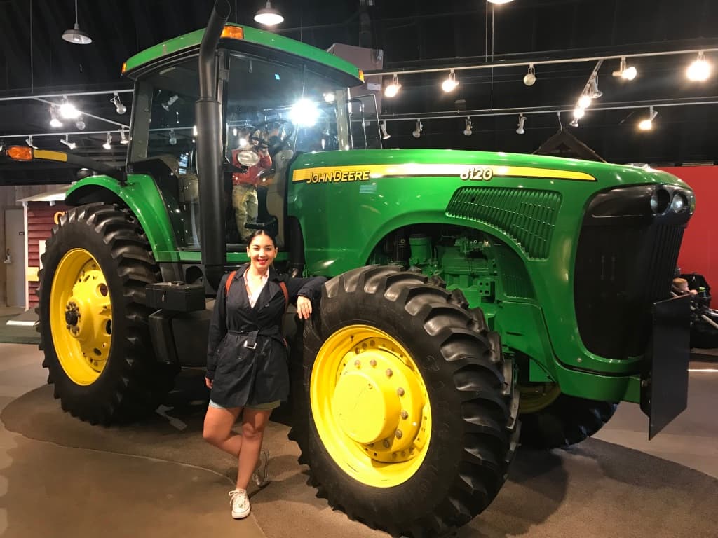 Dentro de la zona de granja del 
<b>Lincoln Park</b>, los niños pueden subir al tractor y jugar en él. A mí me impresionó el tamaño de las llantas, casi de mi estatura.