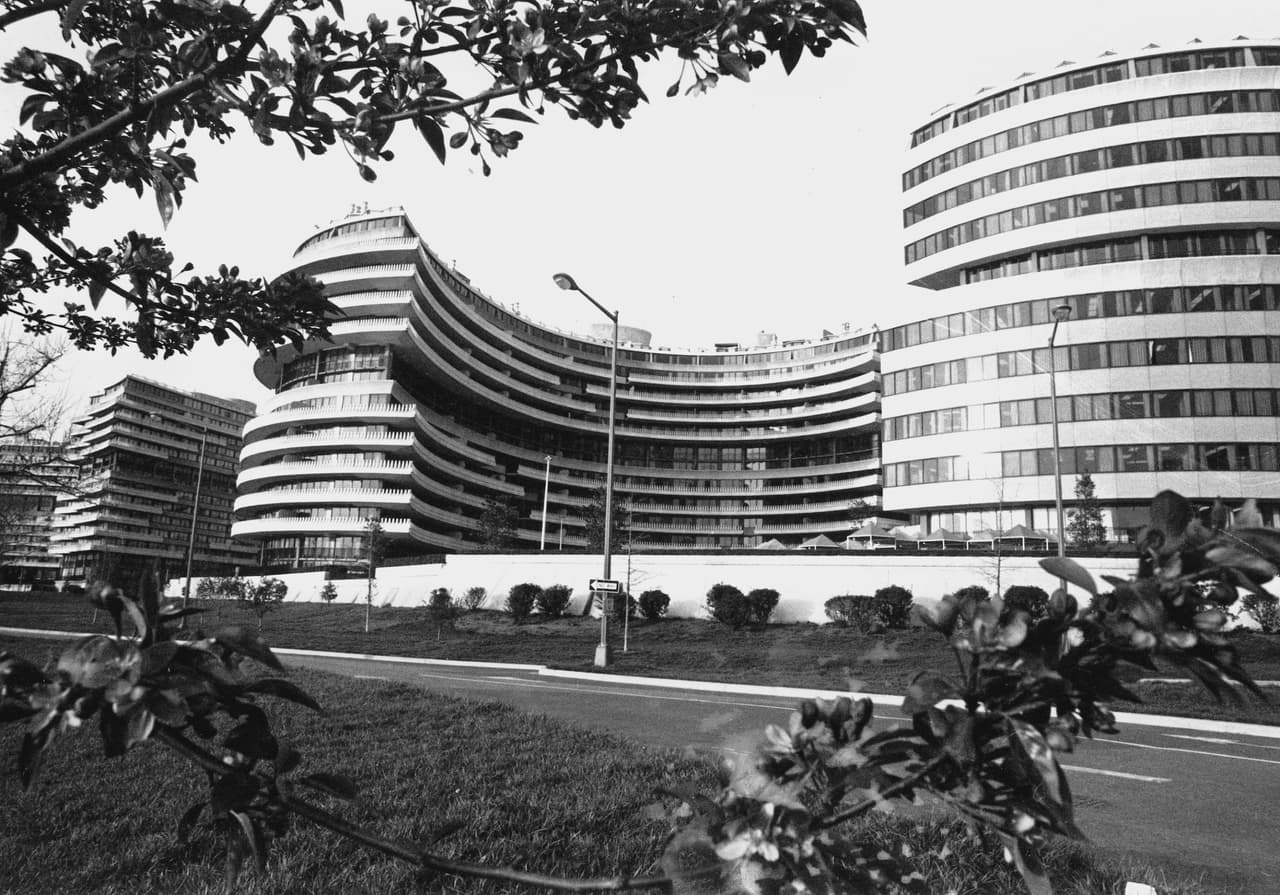 El 17 de junio de 1972 hubo un robo de documentos en el complejo de oficinas Watergate de Washington, DC, sede del Comité Nacional del Partido Demócrata.
<br>