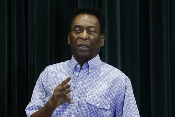 Pelé, para muchos el mejor futbolista de la historia por sus tres campeonatos mundiales, consiguió ser el Ministro de Deportes de Brasil de 1994 a 1998. La clase política brasileña no le apoyaba y se le criticó demasiado por proponer una ley que abolía la estructura de traspasos que se manejaba en Brasil.