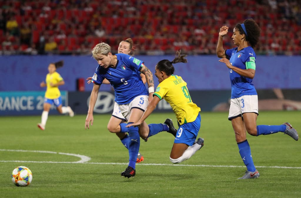 Debinha de Brasil recibió una falta en el área, lo cual derivó en un penalti en favor de la Canarinha a los 72 minutos. La jugada fue revisada por el VAR y se confirmó la llamada inicial de la árbitro.