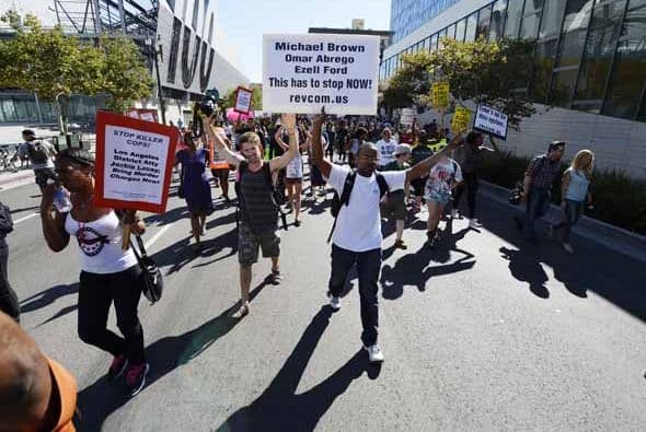 Angelinos alzaron su voz por los recientes casos de muerte, resultados del exceso de fuerza policial durante detenciones. En lo que va de agosto, por lo menos cuatro arrestos terminaron en muerte o con secuelas permanentes para los sospechosos han sido reseñadas en Los Ángeles. Detalles de los casos aquí: aquí