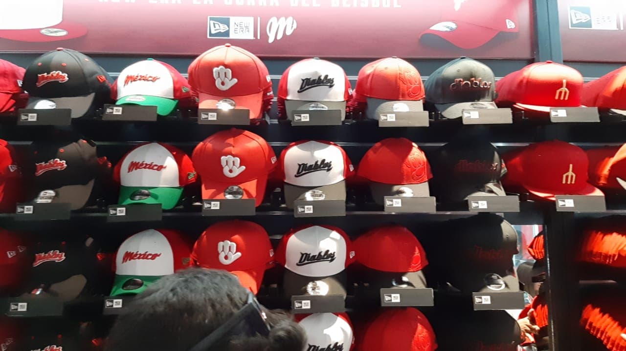 Artículos a la venta en la tienda del Estadio Alfredo Harp Helú, nueva casa de los Diablos Rojos del México que es inaugurada este sábado.