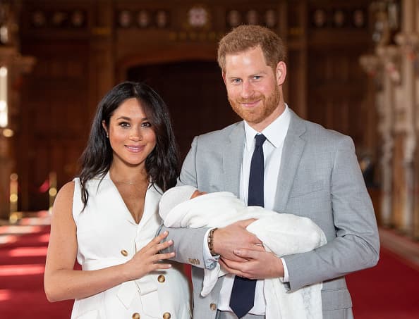 "Ella dijo que planean criar a su hijo con un enfoque fluido del género y que 
<b><a href="https://www.vanityfair.com/style/2019/02/meghan-markle-gender-stereotypes-baby-sussex" target="_blank">no impondrán ningún estereotipo</a></b>", mencionó una fuente a Vanity Fair en febrero de 2019, poco antes de que Archie naciera. Aunque esa fuente no precisó qué se debía entender por "enfoque fluído", para algunos el mensaje fue preciso: si el príncipe Harry había crecido jugando a los carritos y Meghan Markle con muñecas, dejarían que sus hijos fueran 
<b>libres de crecer sin ataduras sociales al género</b>. 
<br>