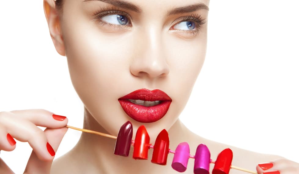 Los lipsticks favoritos de 12 maquillistas y sus trucos para aplicarlos