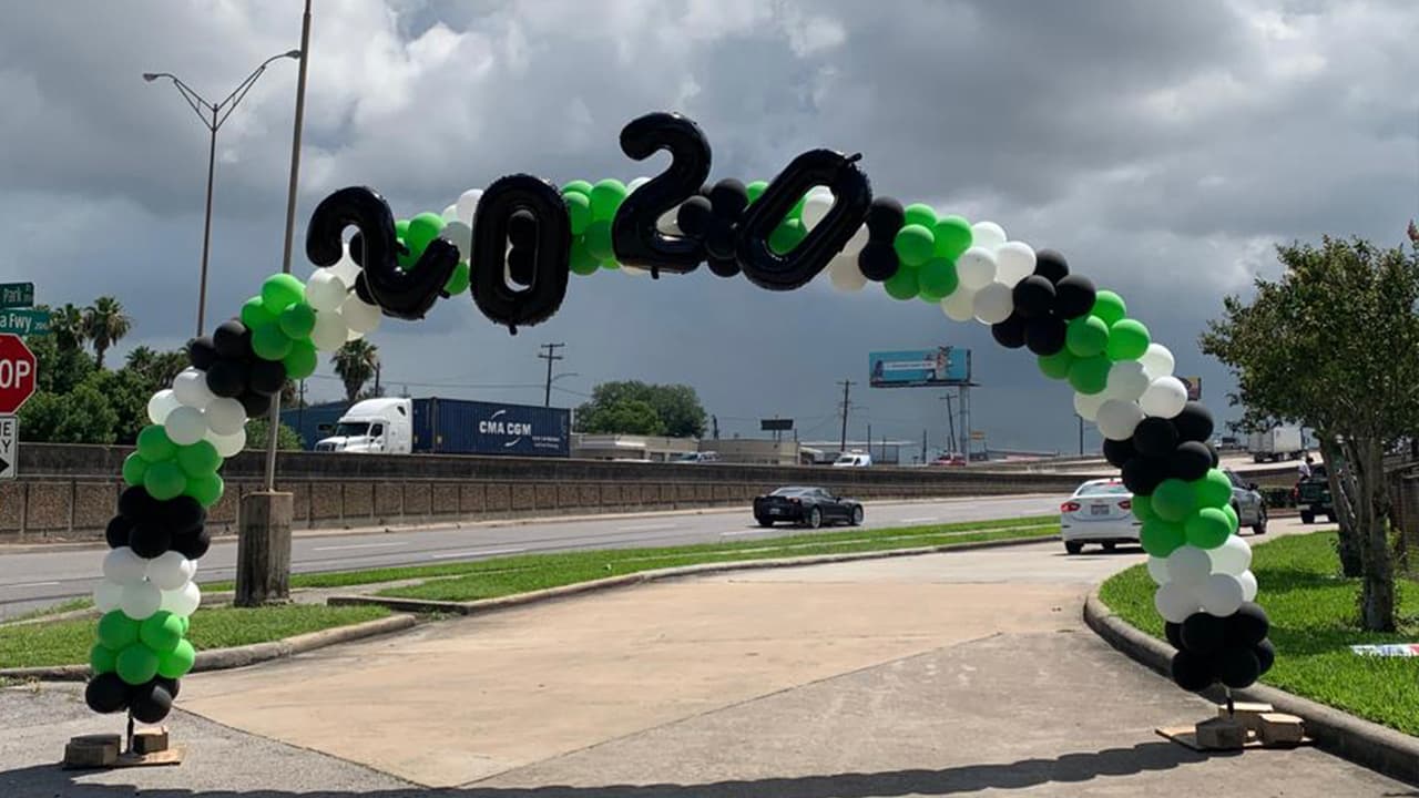 La preparatoria de Pasadena realizó un desfile para celebrar la graduación de sus estudiantes.