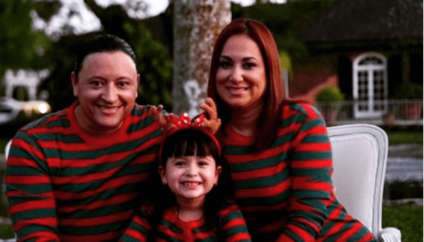 El cantante Elvis Crespo, su esposa Maribel Vega, así como la hija de ambos posaron para una postal navideña que fue compartida por el boricua en sus redes sociales.