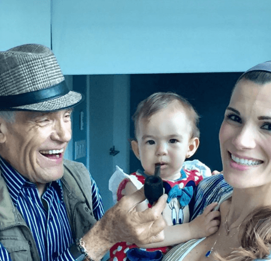 Don Alejandro era realmente encantador, siempre había una sonrisa en su rostro.