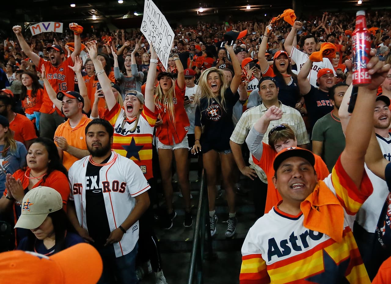 La alegría y emoción se tomó a los todos los hinchas de Houston Astros campeón de la Serie Mundial, entre los más jóvenes y algunas bellas mujeres, en una celebración gigante.