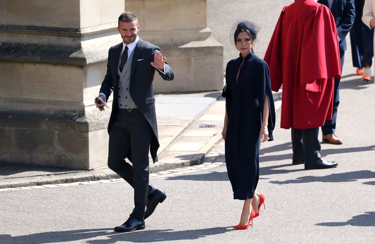Una de las parejas que más llamaron la atención a su llegada a la boda fue la formada por David y Victoria Beckham. La ex 'spice girl' fue con un vestido azul marino, con tocado negro y unos zapatos rojos de tacón.