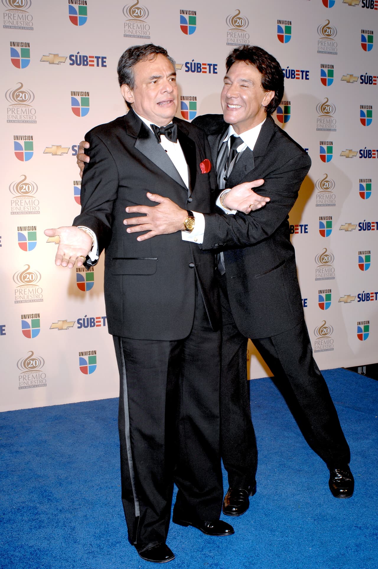 José José y Fernando Allende bromearon todo el tiempo que estuvieron en la previa de la ceremonia PLN 2008. Estrellas que toman eventos elegantes con naturalidad y diversión.