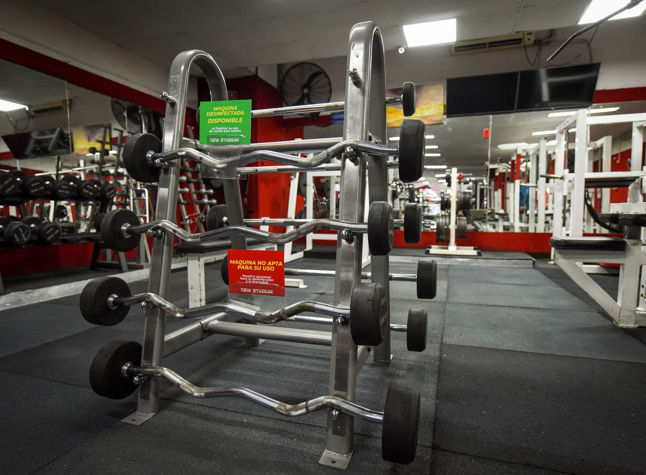 <b>Centros de salud y gimnasios</b>. Los gimnasios pueden abrir al 50% de su capacidad y ofrecer clases grupales de hasta 50 personas guardando el distanciamiento social y limitando la interacción entre los grupos.
<br>