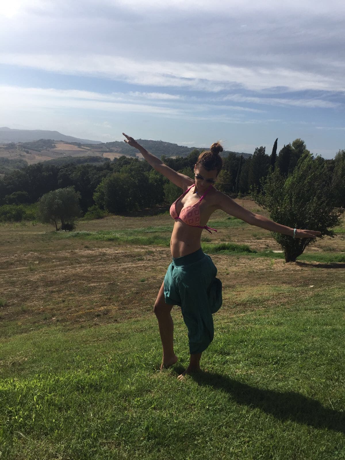 Fotografías donde Cristy Bernal, esposa de Alan, muestra por primera vez la pancita que ya está creciendo.