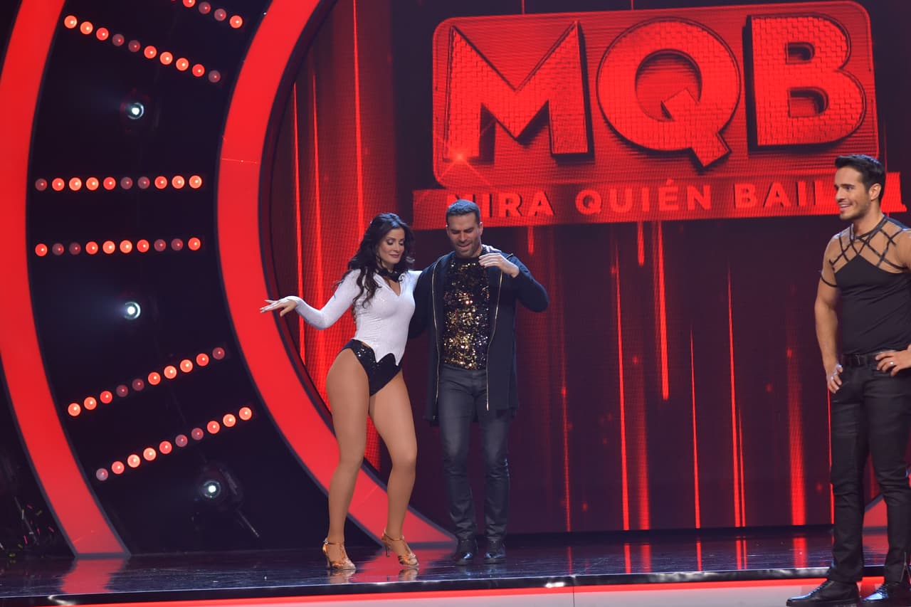 Dayanara se movió, sonrió y hasta se dejó llevar por Alejandro Nones a la hora del baile.