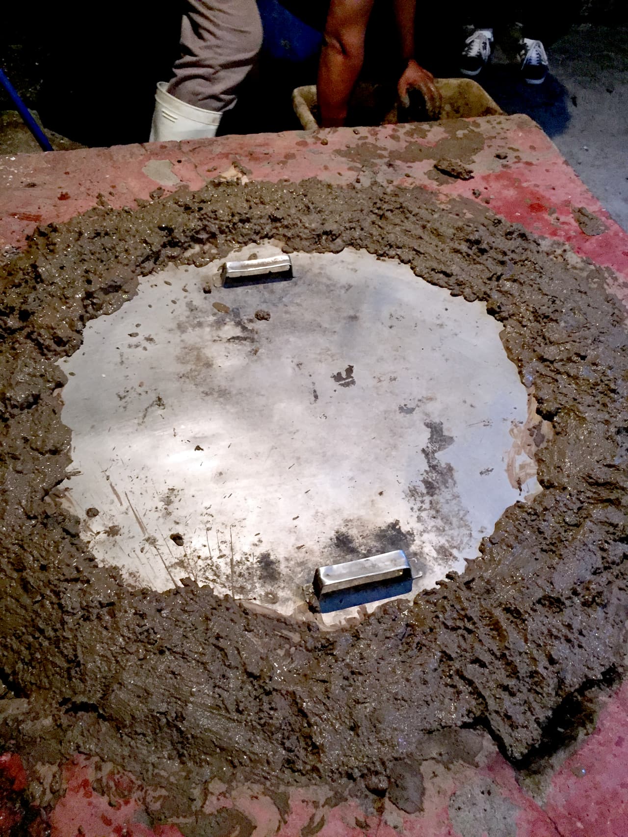 El horno se cierra y se sella con tierra mojada (lodo) para conservar el calor durante las horas (al menos 6) que tarda en cocerse la carne.